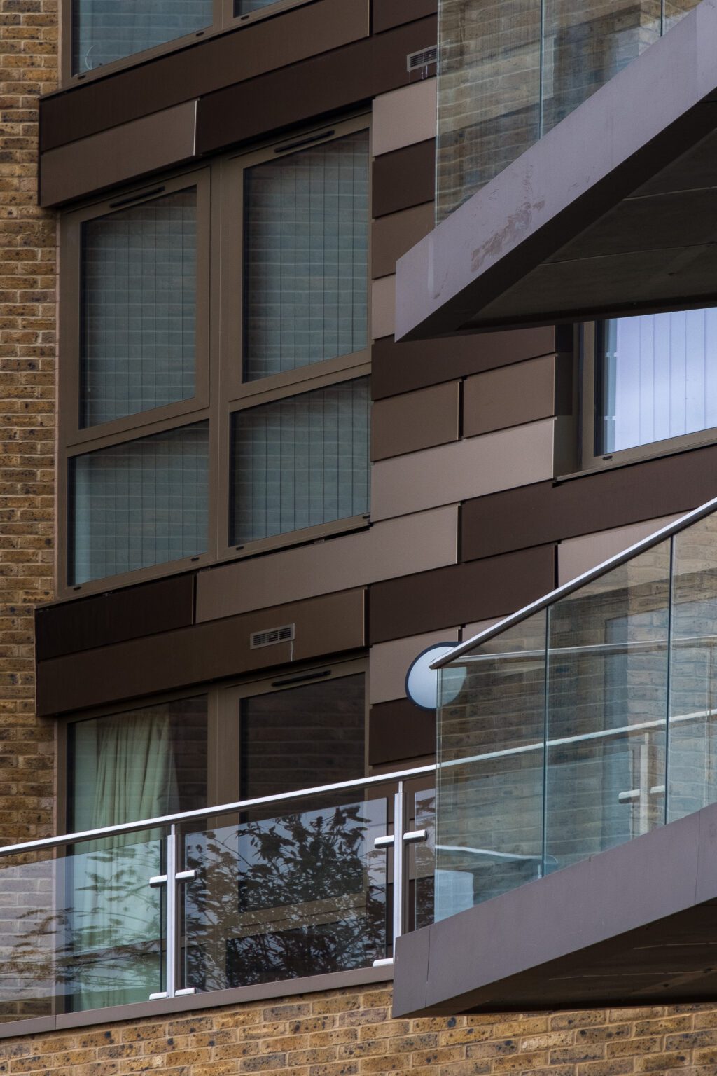 Side view of Neaco Clearview balcony with freestanding structural glass, Clapham development